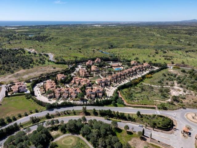 Moradia T3 com terraço e arrecadação no Monte Rei Golf & Country Club