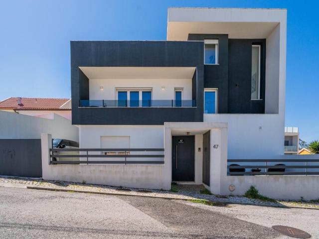 Moradia T3 com terraço e piscina: Onde a Vida se Celebra 210m² Ramada e Caneças