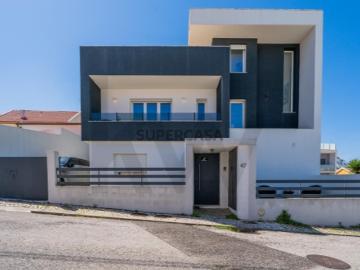 Moradia T3 com terraço e piscina: Onde a Vida se Celebra