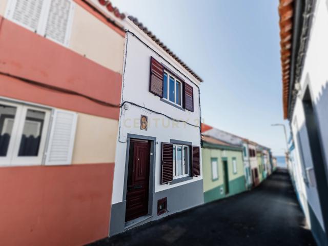 Moradia T3 com Terraço e Vista Mar em Santa Cruz, Lagoa