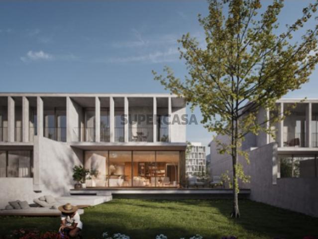 Moradia T3 com Terraço, Jardim e 2 Lugares de Garagem em Vila Nova de Gaia
