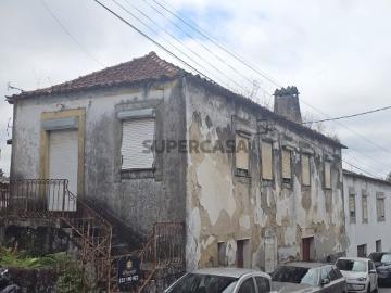 Moradia T3 com terreno no Centro de Fiães