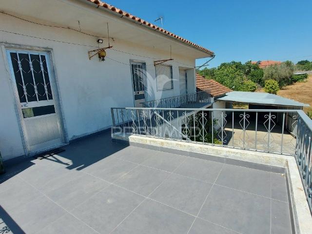 Moradia T3 com Terreno em Arneiro das Milhariças – Santarém