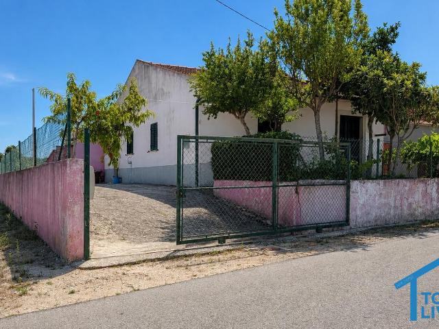 MORADIA T3 COM TERRENO PLANO DE 4.280 M2 | ANEXOS E GARAGEM