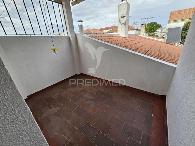Moradia t3 com varandas no centro de castro verde