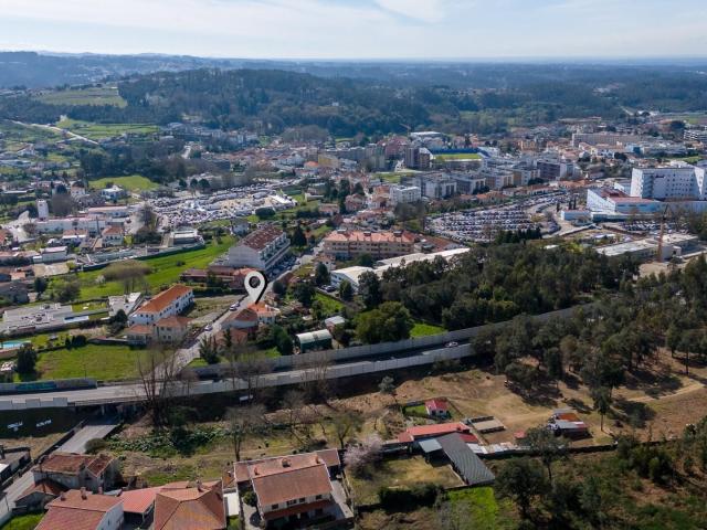 Moradia T3 com vários anexos
