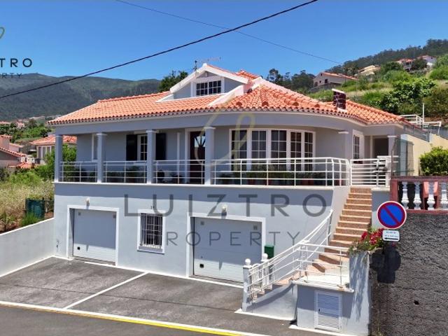 Moradia T3 com Vista Mar, Grande Jardim e Espaços Interiores Amplos no Arco da Calheta