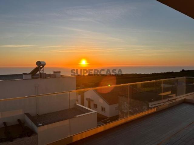 Refúgio costeiro exclusivo com vista para o mar, piscina e área exterior para relaxar