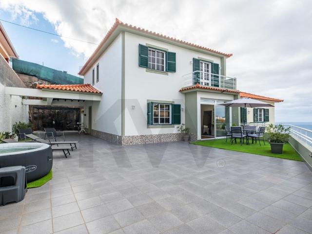 Moradia T3 com Vista Mar e Licença de Alojamento Local — Cal. 160m² Calheta