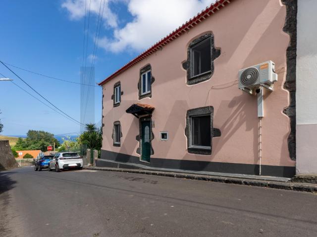 Moradia T3 com vista mar e quintal, na Lombinha da Maia