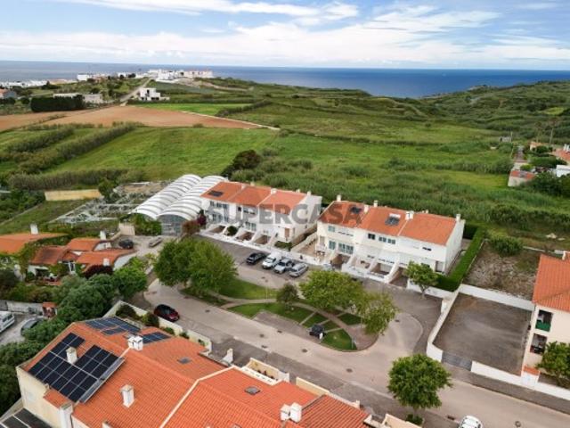 Moradia T3 com vista mar, jardim, garagem e excelentes áreas na Lourinhã