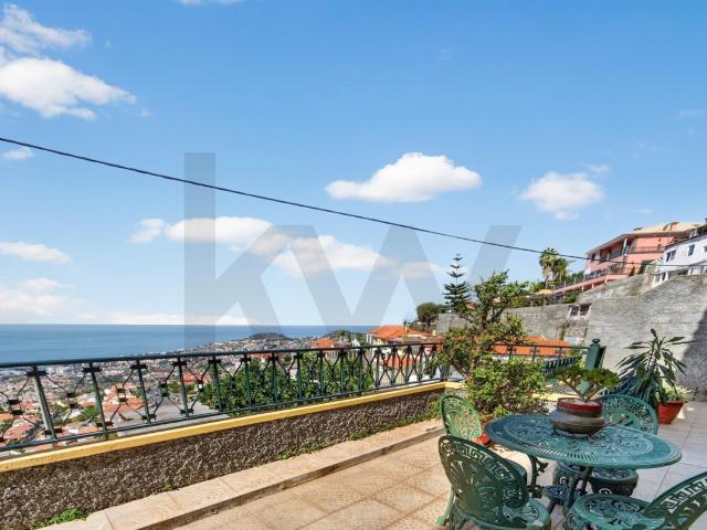 Moradia T3 com Vista Panorâmica sobre o Funchal e o Oceano A. 143m² Monte