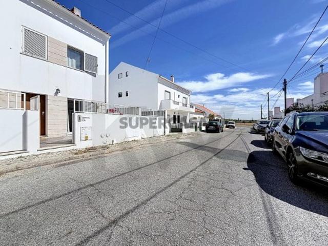 Moradia T3 com alpendre e sótão pronta a habitar | Bairro das Corunheiras, Évora