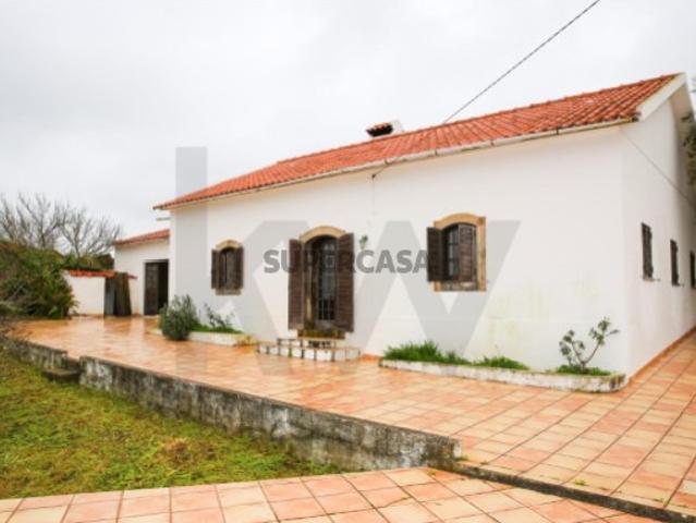 Moradia T3 com amplo terreno em Monte Redondo Torres Vedras