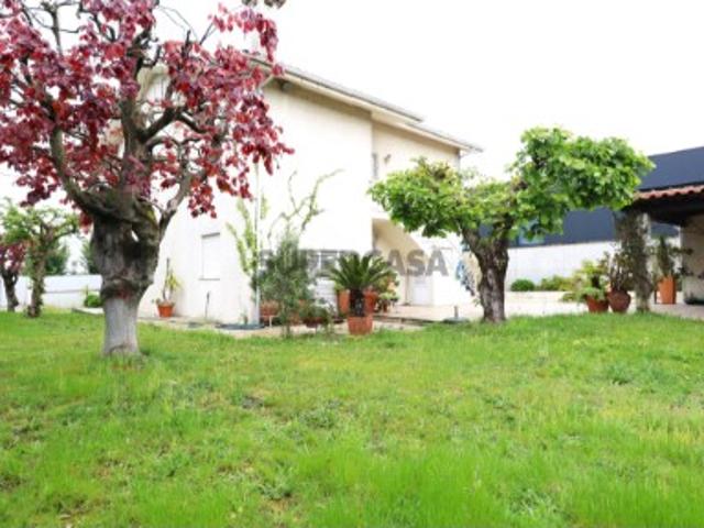 Moradia T3 com armazém em Vila Nova de Famalicão