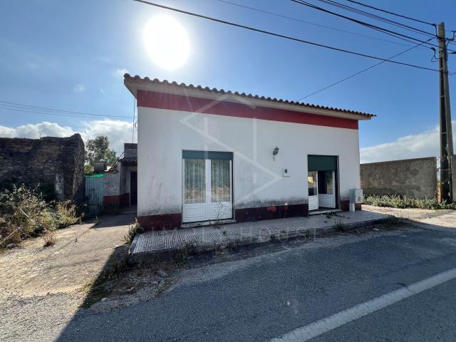 Moradia T3 com armazéns e terreno Benedita
