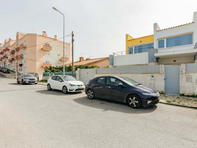 Moradia T3 com Cave e Garagem em São João Talha Bairro da Esperança