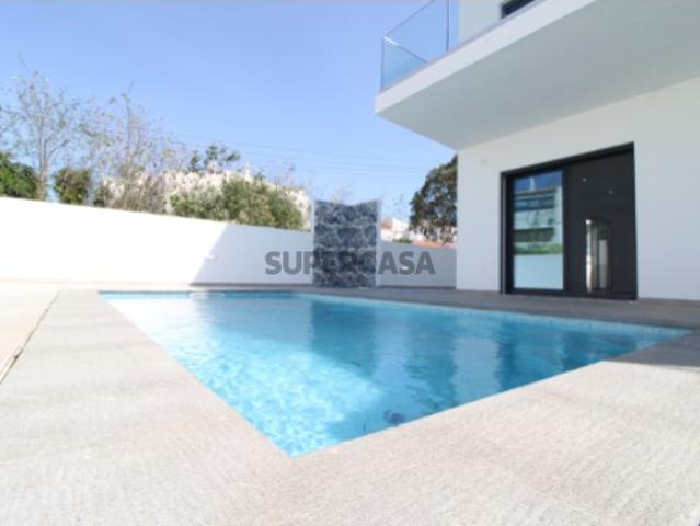 Moradia T3 com cave, piscina e vista mar