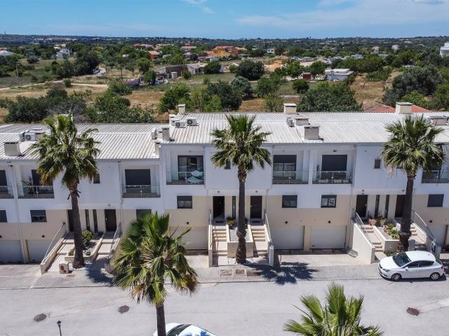Moradia T3 com Chave na Mão | Condomínio com Piscina, Garage. 13110m² Ferreiras