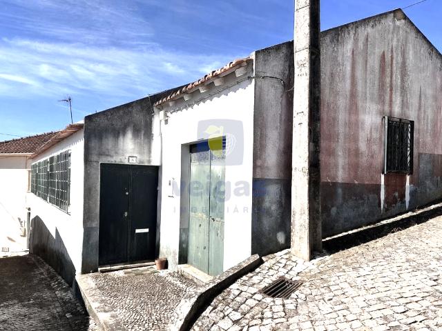 Moradia T3 com diversos anexos