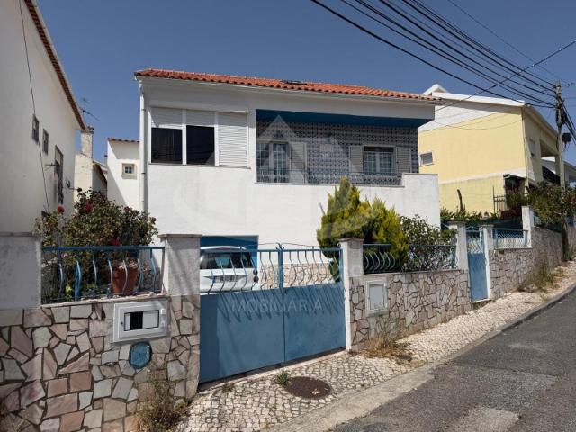 Moradia T3 com sótão amplo, no Bairro da Fraternidade