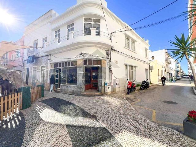 Moradia T3 com Espaço Comercial para Venda em Portimão 156m² Portimão