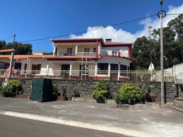 Moradia T3, com espaço comercial