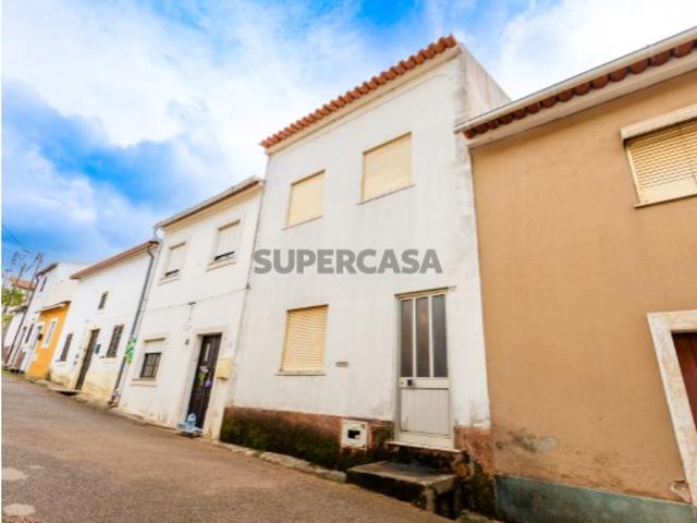 Moradia T3 com espaço exterior, bons acessos e excelente localização