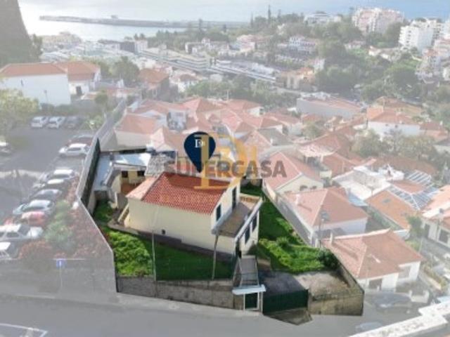 Moradia T3 com excelente localização no centro do Funchal e vista mar