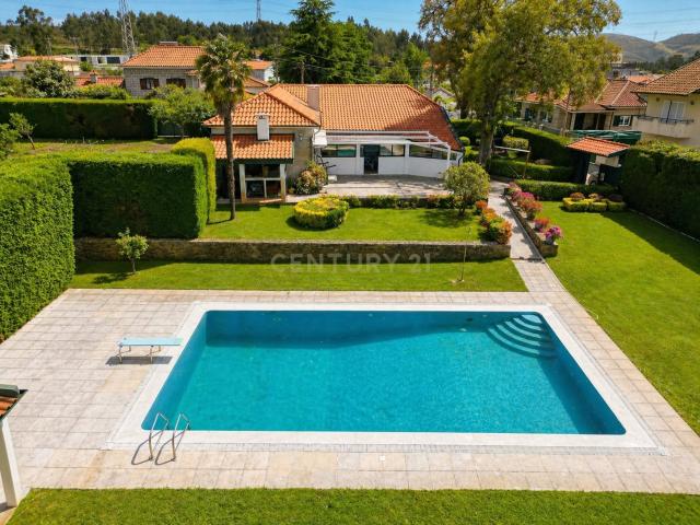 Moradia T3 com excelente privacidade, piscina e grande espaç. 118m² Recarei