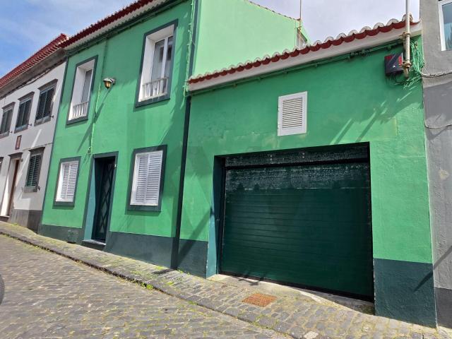 Moradia T3 com Garagem no Centro da Ribeira Grande