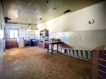 Moradia T3 com Garagem, Anexos e Terreno de 588 m² em Valongo do Vouga Águeda