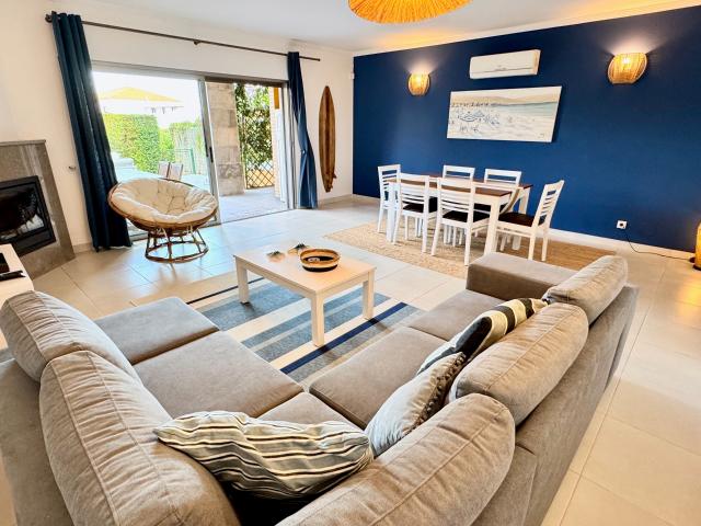 Moradia T3 com garagem e piscina em condomínio com jardim nas Ferreiras / Albufeira