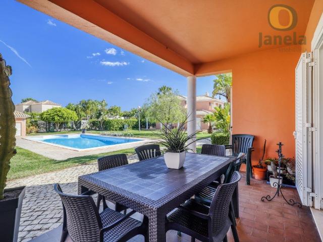 Moradia T3 com Garagem e Piscina no Vila Sol 175m² Quarteira