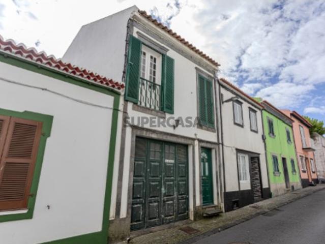 Moradia T3, com garagem e quintal
