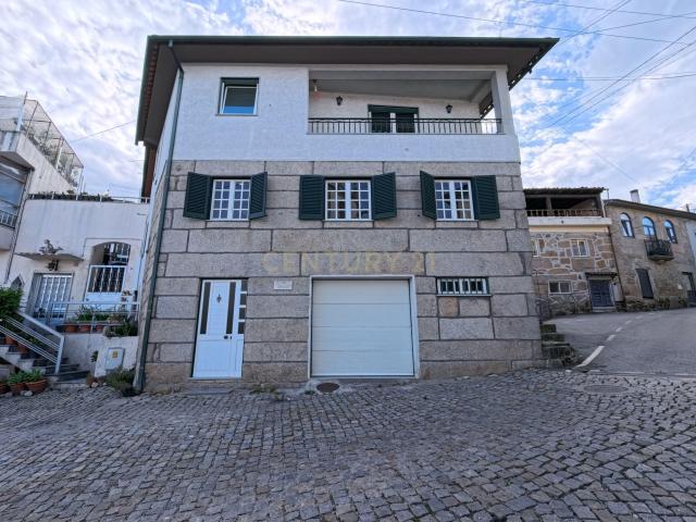 Moradia T3 com garagem e varandas em Fragosela Viseu