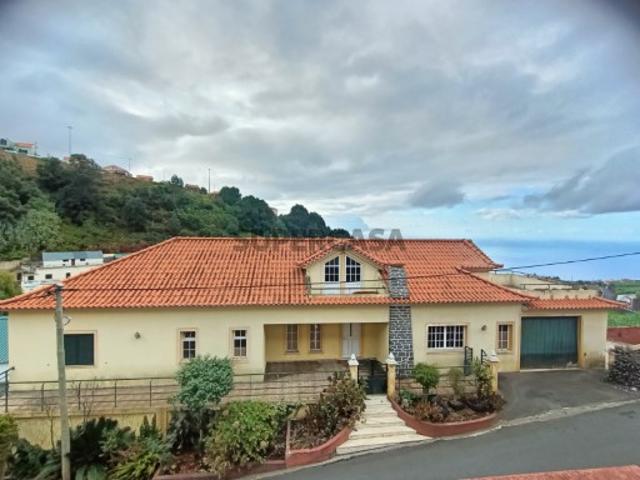 Moradia T3 com garagem e zona exterior com churrasqueira e oficina