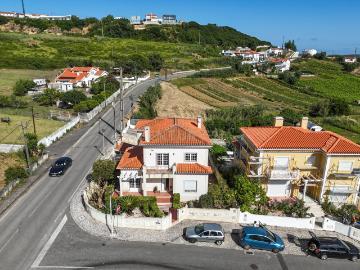 Moradia T3 com Garagem para 3 Carros e Espaço Exterior | A 2 Minutos do Centro de Torres Vedras