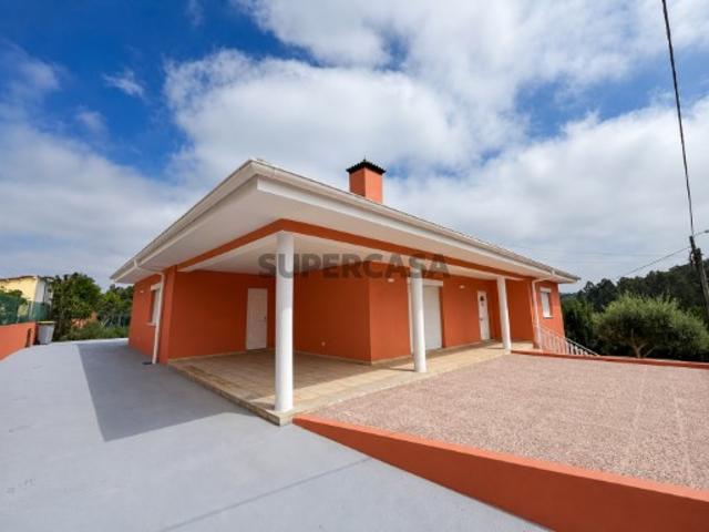 Moradia T3 com garagem para 4 carros, sotão recuperado e espaço exterior em Santa Maria da Feira!
