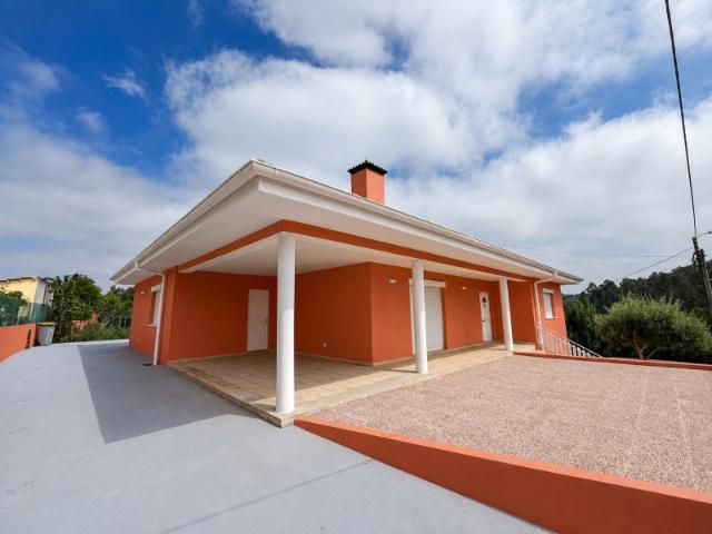 Moradia T3 com garagem para 4 carros, sotão recuperado e espaço exterior em Santa Maria da Feira!