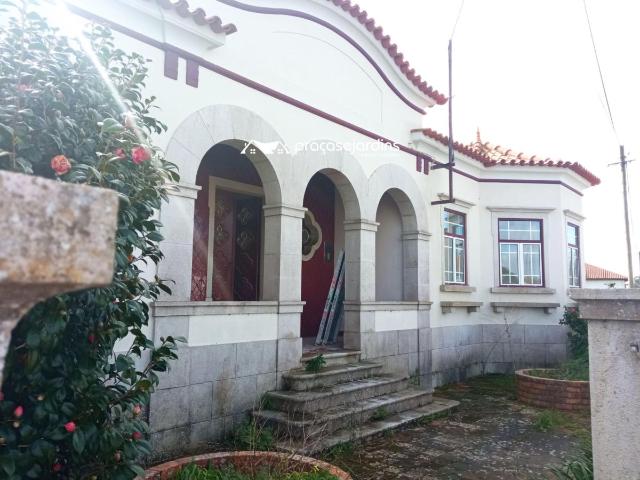 Moradia T3 com História, Conforto Moderno e Proximidade à Praia