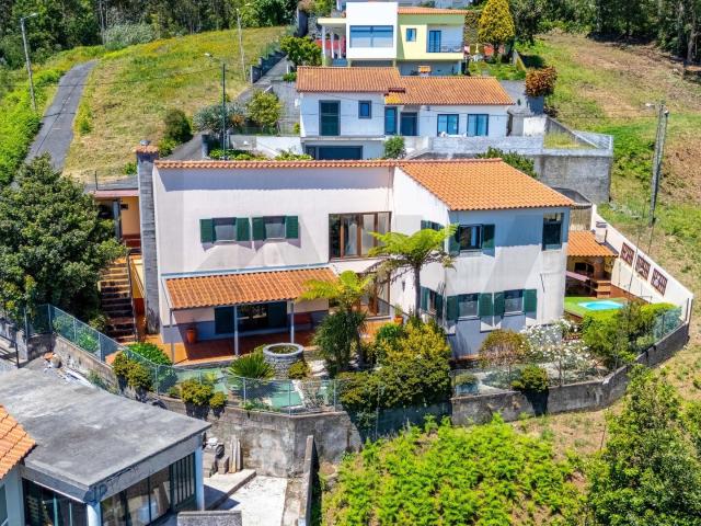 Moradia T3 com jacuzzi e barbecue na Camacha