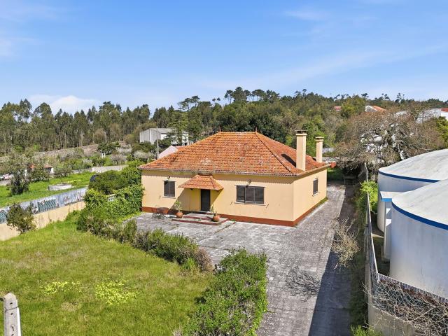 Moradia T3 com Jardim, Churrasqueira e Alma a 10 Minutos do Mar