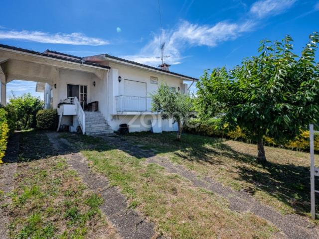 Moradia T3 com Jardim, Armazém e Terreno de 622 m² em Santo Tirso