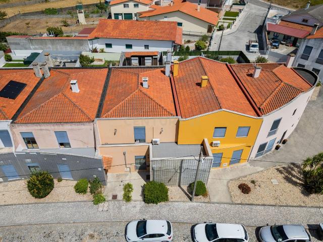Moradia T3 com Jardim, Garagem e Cave em Embra, Marinha Grande