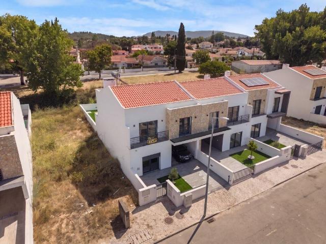 Moradia T3 com jardim de nova construção em Sesimbra Setúbal 0m² Castelo Sesimbra