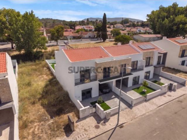 Moradia T3 com jardim de nova construção em Sesimbra Setúbal