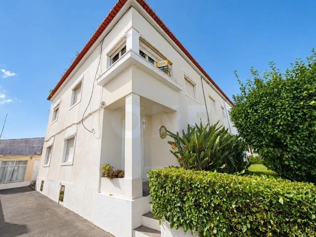 Moradia T3 com Jardim e Anexo Espaço e Potencial no Coração da Cidade