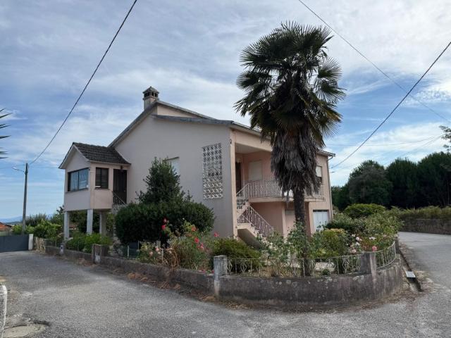 Moradia T3 com jardim e anexos em Pregoinho, Santa Comba Dão