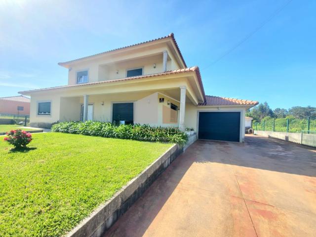 Moradia T3 com jardim e churrasqueira